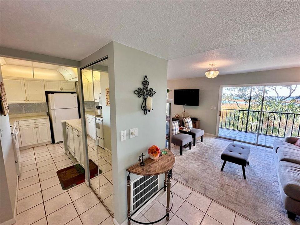 For Sale: $324,900 (2 beds, 2 baths, 920 Square Feet)