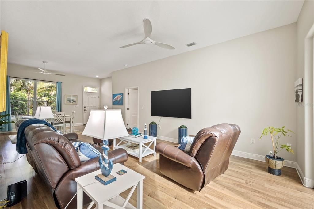 For Sale: $799,000 (3 beds, 2 baths, 1583 Square Feet)