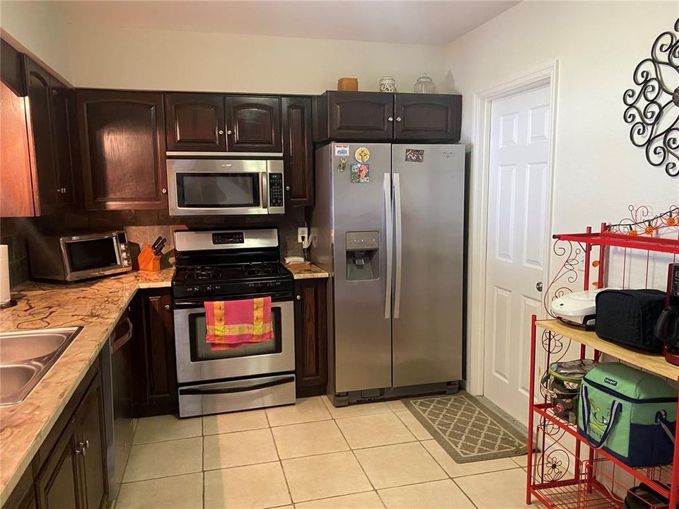 For Sale: $230,000 (2 beds, 1 baths, 1261 Square Feet)