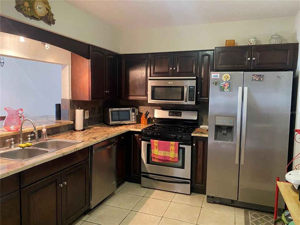 For Sale: $230,000 (2 beds, 1 baths, 1261 Square Feet)