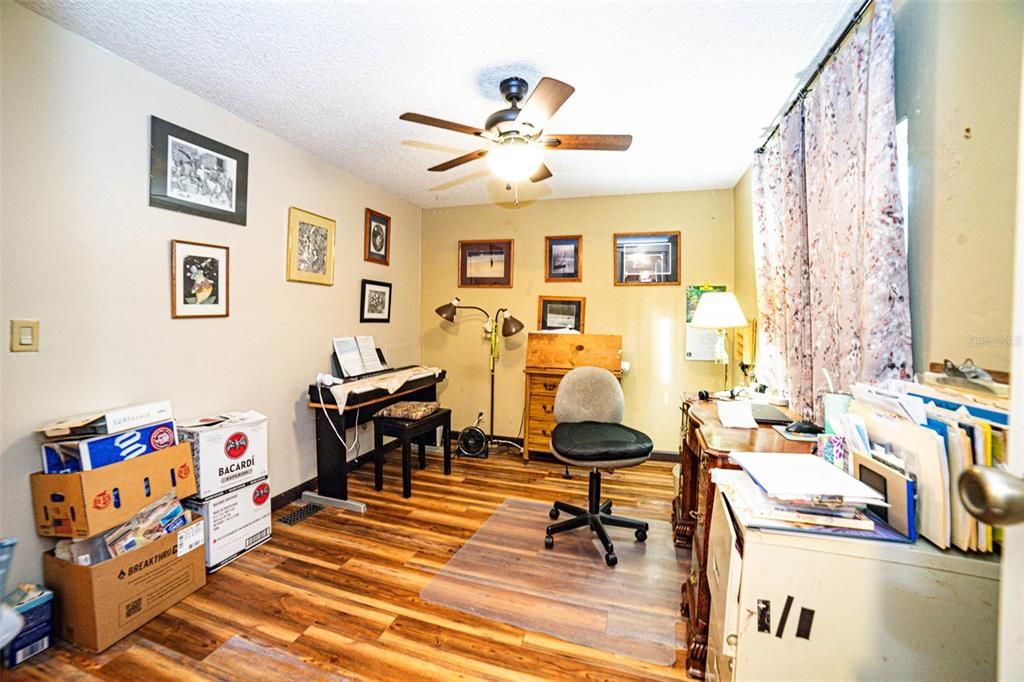 For Sale: $299,500 (3 beds, 2 baths, 1404 Square Feet)