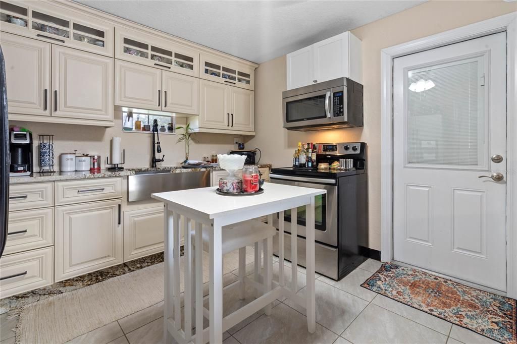 Recently Sold: $430,000 (2 beds, 2 baths, 912 Square Feet)