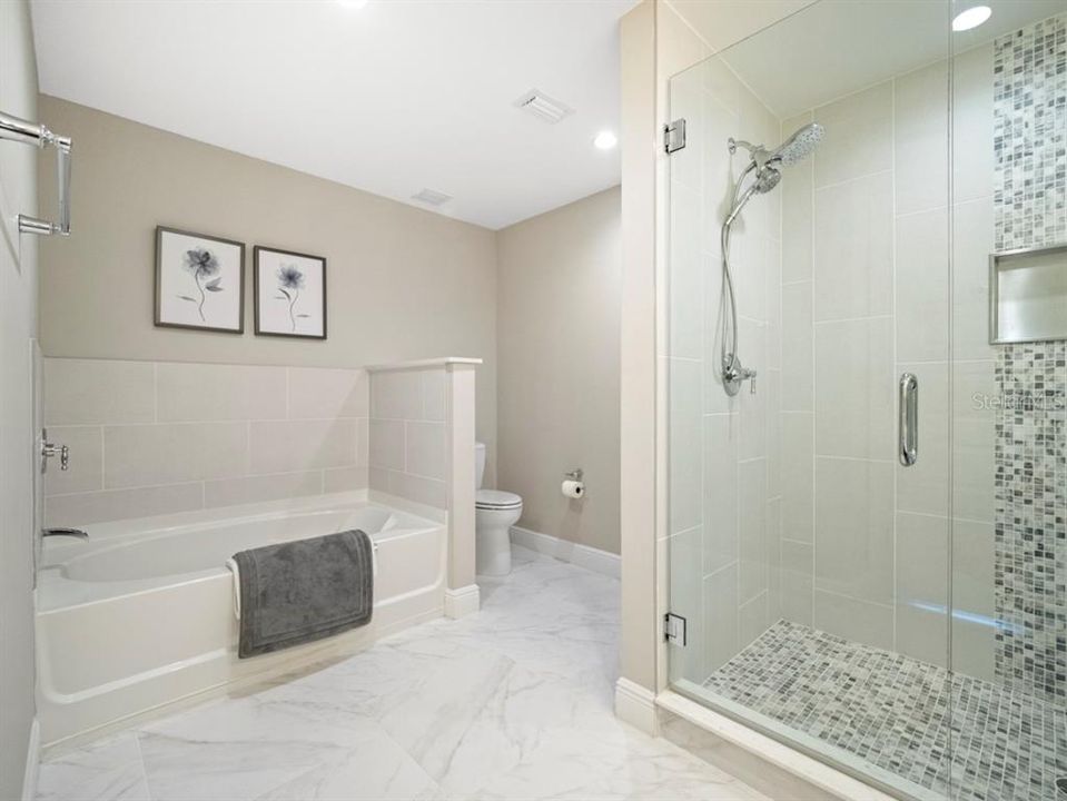 For Sale: $450,000 (2 beds, 2 baths, 1390 Square Feet)
