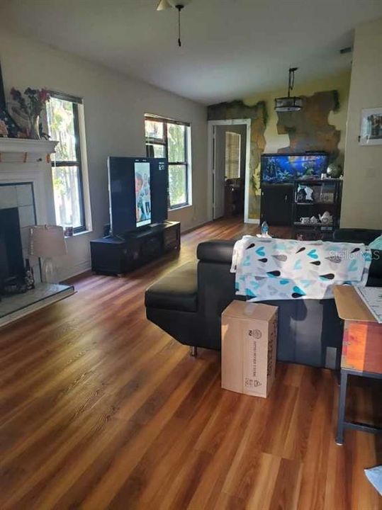 For Sale: $197,000 (2 beds, 2 baths, 912 Square Feet)