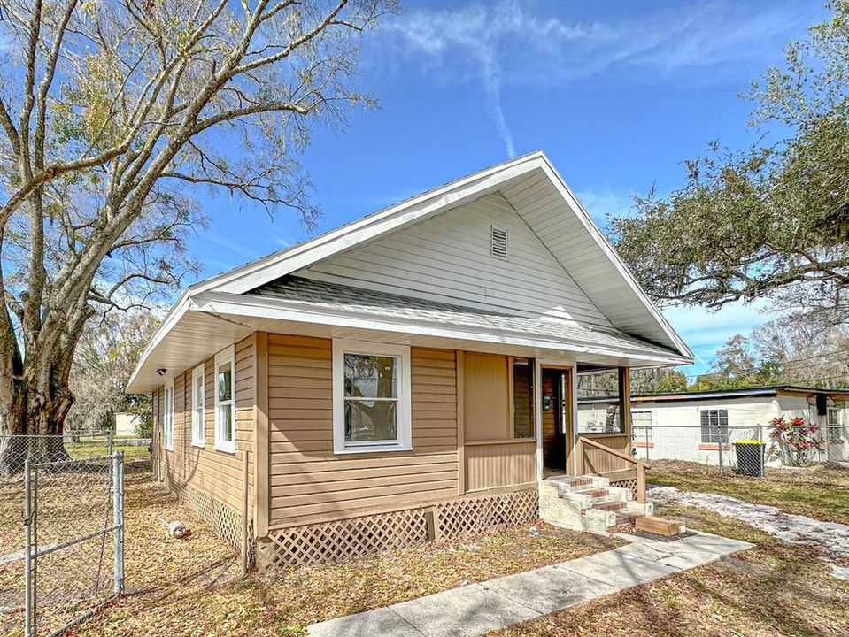 Active With Contract: $169,900 (3 beds, 1 baths, 996 Square Feet)