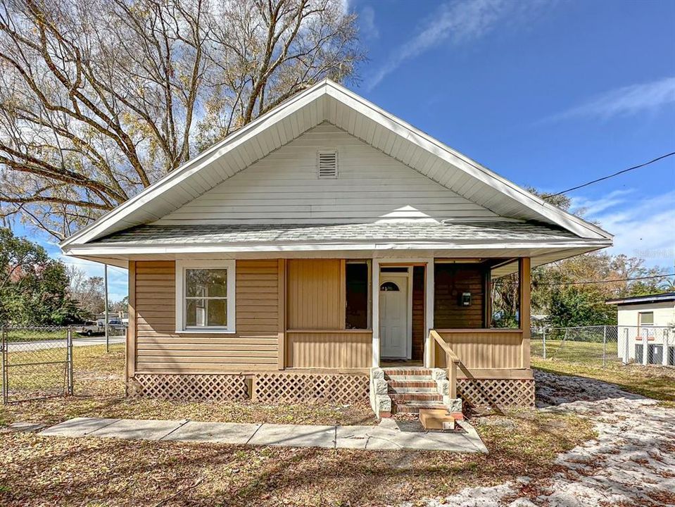 Active With Contract: $169,900 (3 beds, 1 baths, 996 Square Feet)