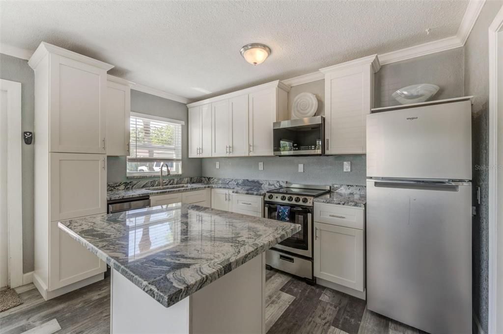 Active With Contract: $1,950 (1 beds, 1 baths, 444 Square Feet)
