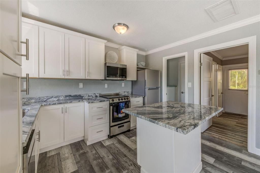 Active With Contract: $1,950 (1 beds, 1 baths, 444 Square Feet)