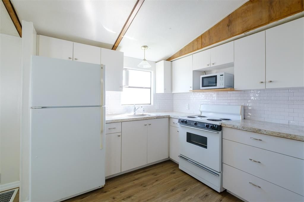For Sale: $94,900 (2 beds, 1 baths, 616 Square Feet)