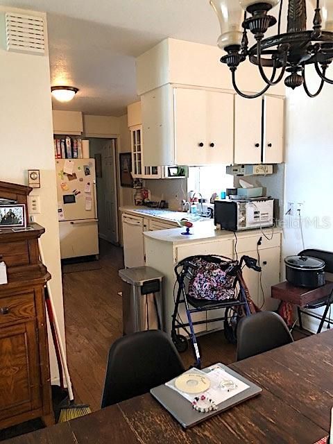 Recently Sold: $350,000 (5 beds, 2 baths, 2370 Square Feet)