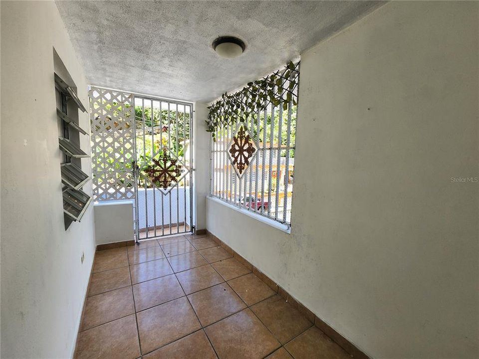 Vendido Recientemente: $185,000 (7 camas, 3 baños, 2500 Pies cuadrados)