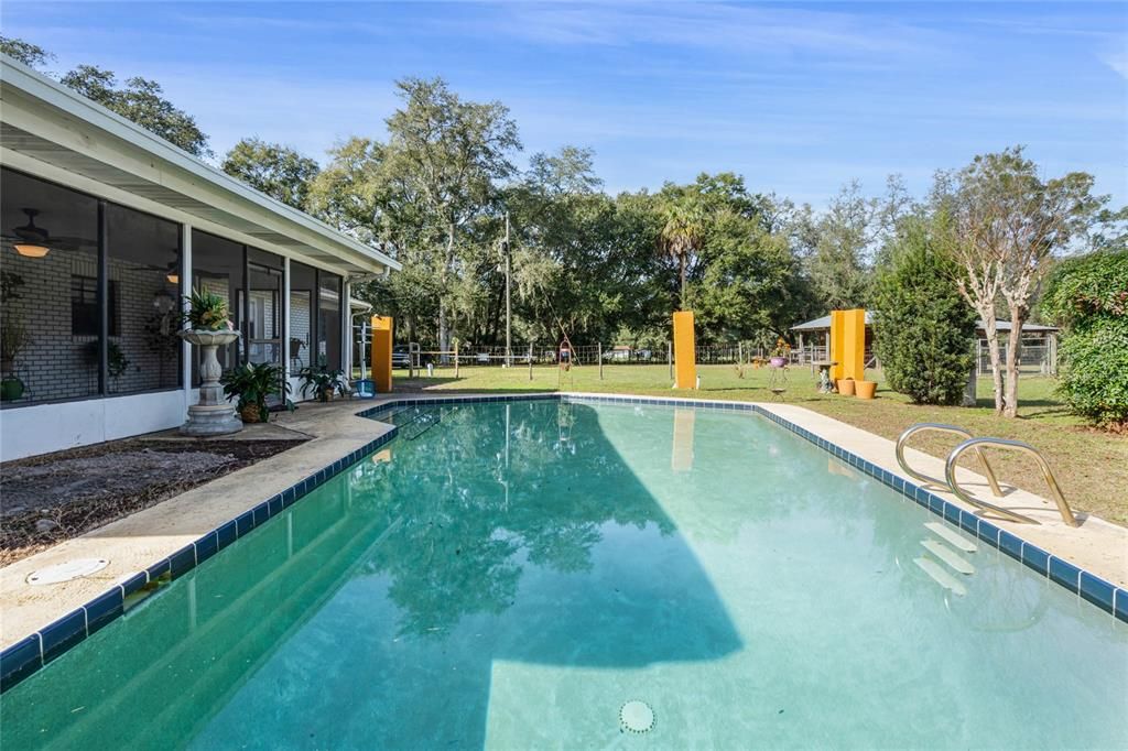 Recently Sold: $450,000 (3 beds, 2 baths, 1949 Square Feet)