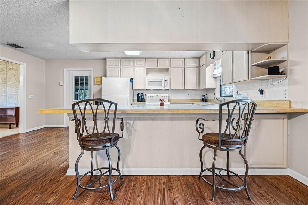 Kitchen w/breakfast bar