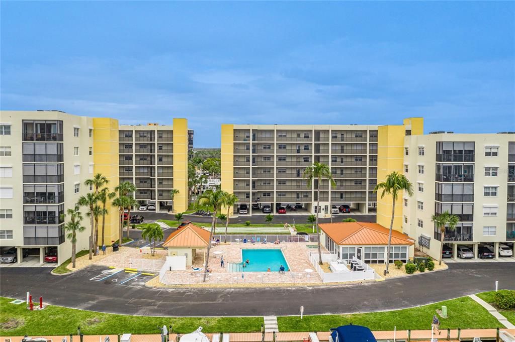 Recently Sold: $425,000 (2 beds, 2 baths, 997 Square Feet)
