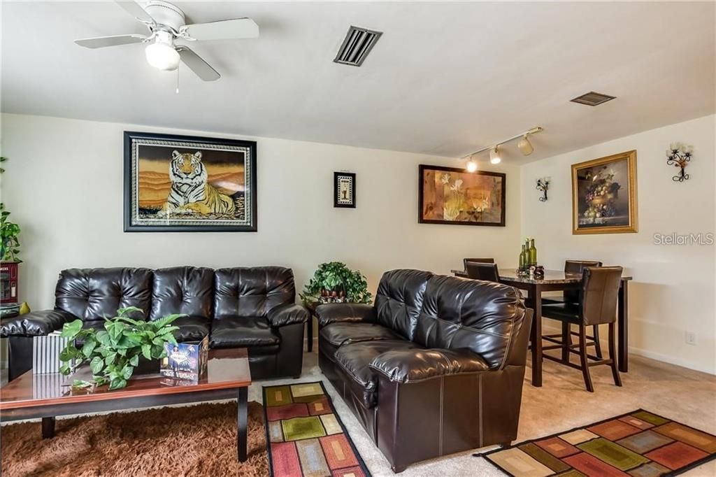 Active With Contract: $119,900 (2 beds, 2 baths, 976 Square Feet)