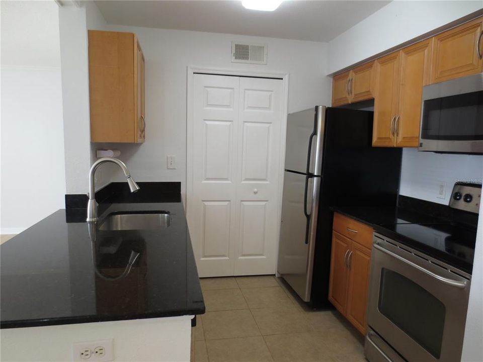 Recently Rented: $1,700 (1 beds, 1 baths, 827 Square Feet)