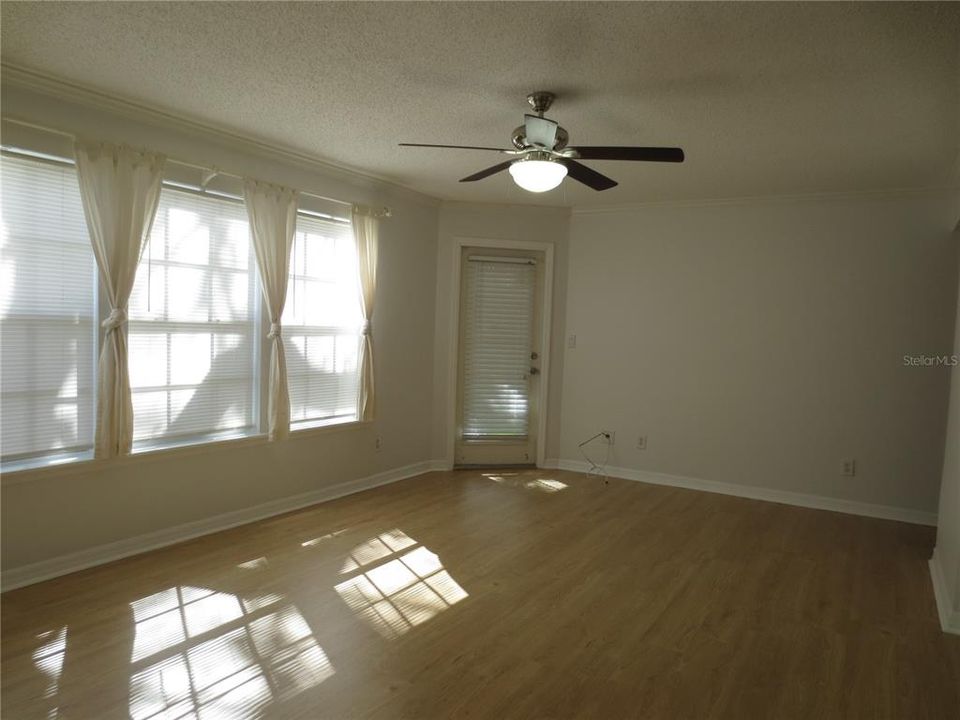 Recently Rented: $1,700 (1 beds, 1 baths, 827 Square Feet)