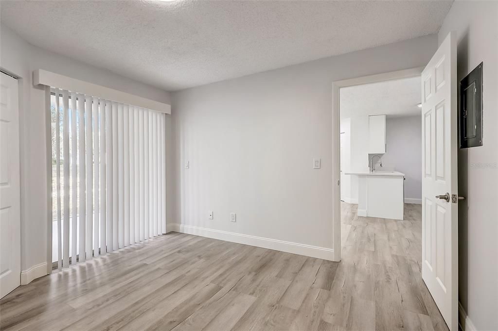 Active With Contract: $165,000 (1 beds, 1 baths, 648 Square Feet)