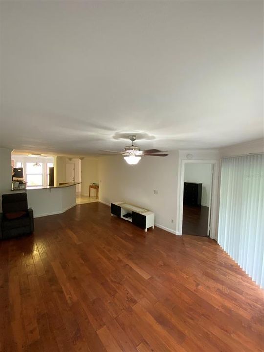 Active With Contract: $1,950 (2 beds, 2 baths, 1014 Square Feet)