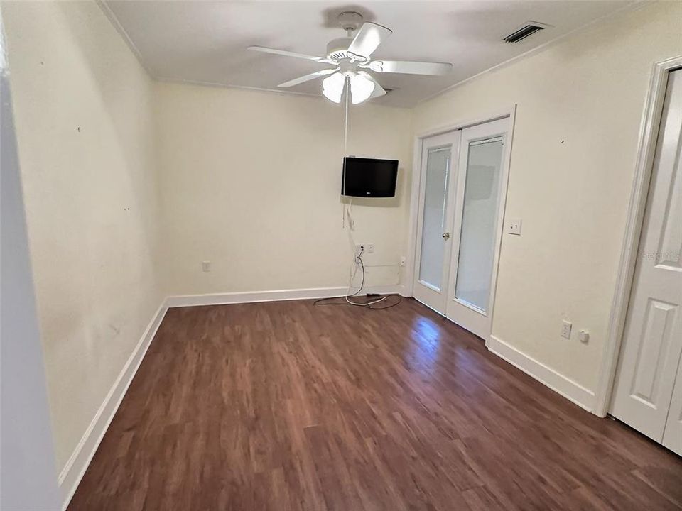 Recently Sold: $500,000 (3 beds, 2 baths, 2155 Square Feet)