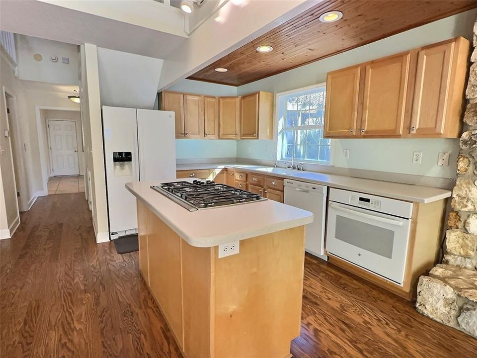 Recently Sold: $500,000 (3 beds, 2 baths, 2155 Square Feet)