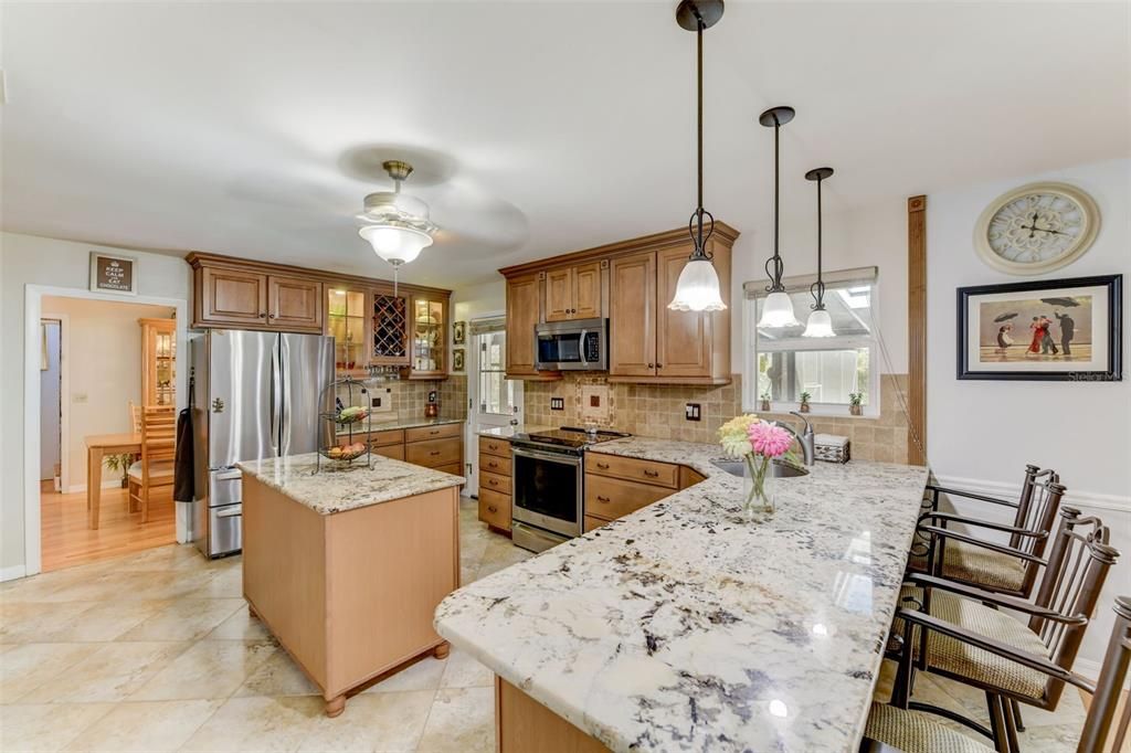 Gorgeous kitchen with granite counter to9ps, 42" cabinets and breakfast bar