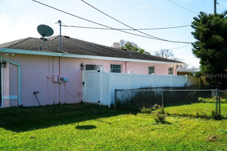 Active With Contract: $350,000 (3 beds, 3 baths, 1824 Square Feet)