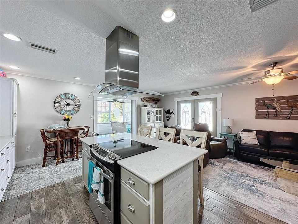 Recently Sold: $495,000 (2 beds, 2 baths, 870 Square Feet)