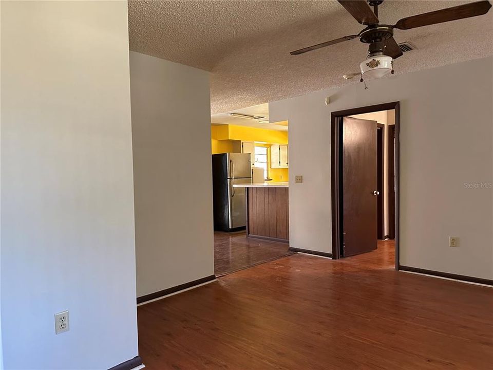For Sale: $260,000 (3 beds, 2 baths, 1392 Square Feet)