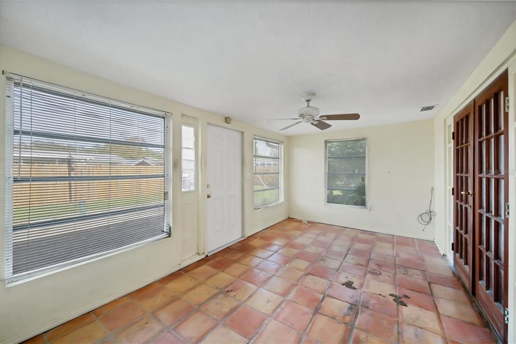 Recently Sold: $200,000 (2 beds, 1 baths, 991 Square Feet)