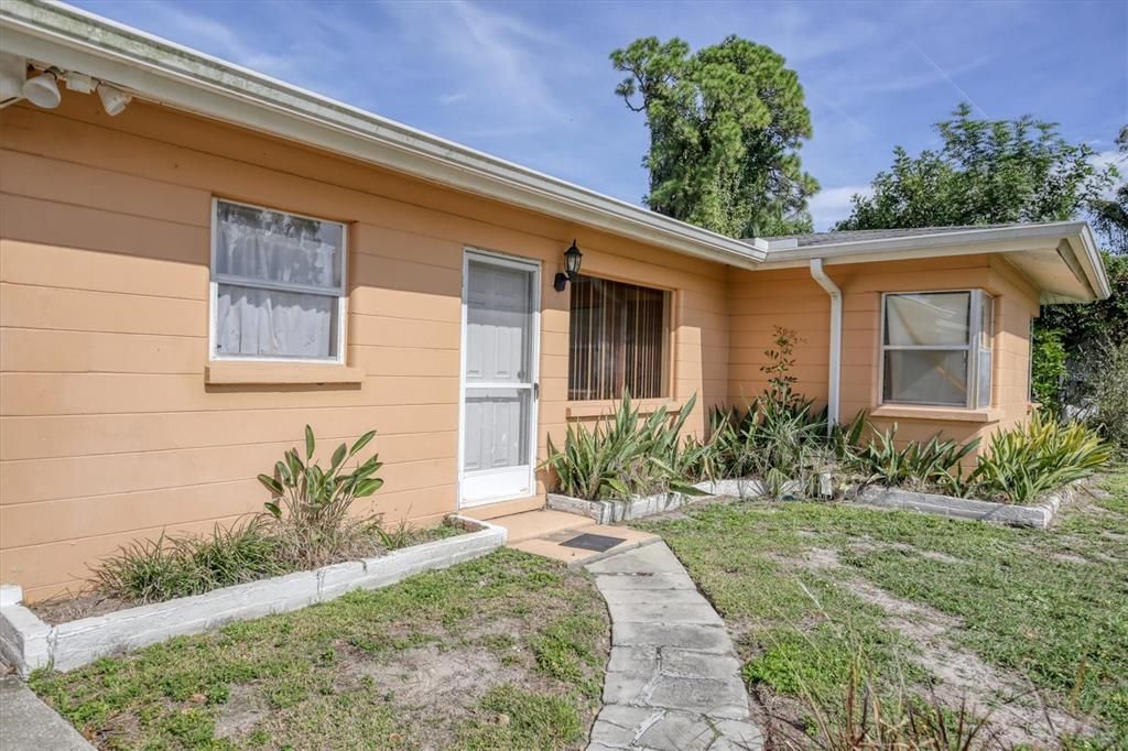 Recently Sold: $200,000 (2 beds, 1 baths, 991 Square Feet)