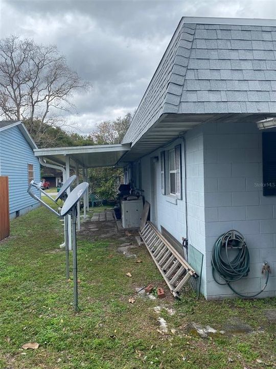 Covered rear patio area with w/d hookups