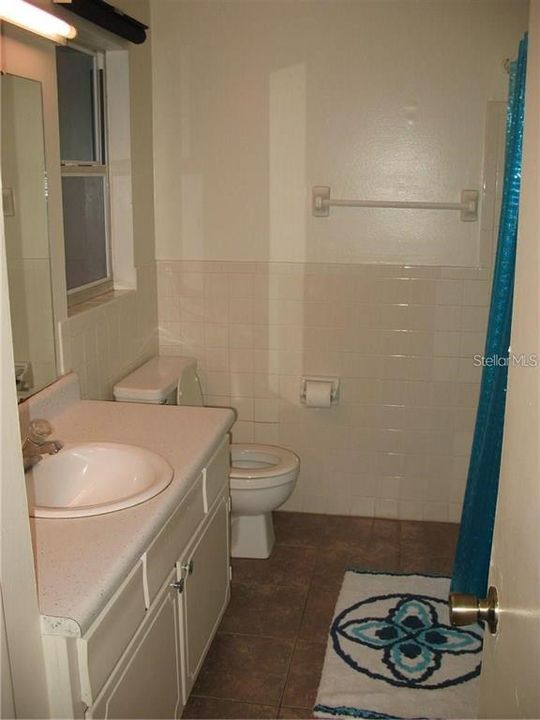 Bathroom with tub/shower