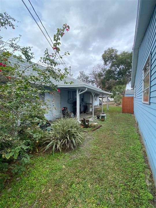 Covered rear patio area with w/d hookups