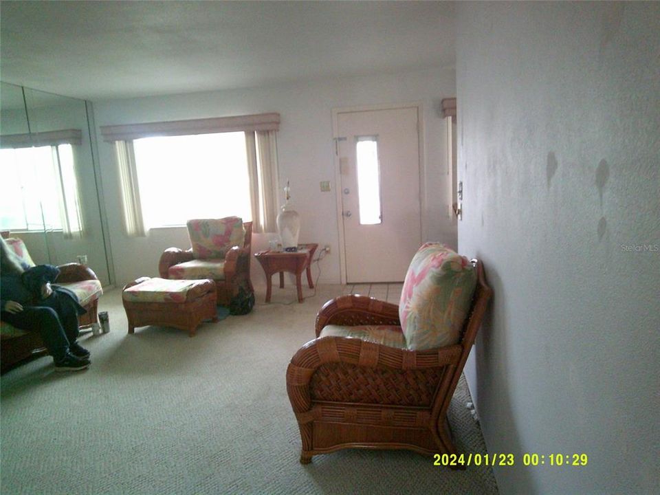 For Sale: $99,900 (1 beds, 1 baths, 874 Square Feet)