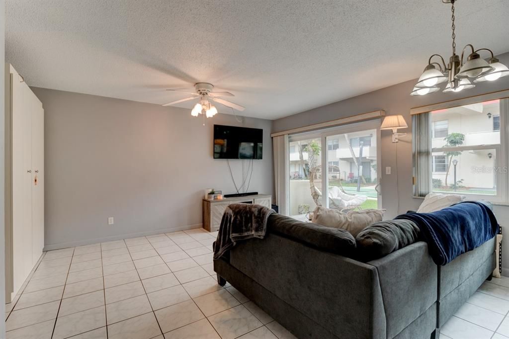 For Sale: $153,900 (1 beds, 1 baths, 670 Square Feet)