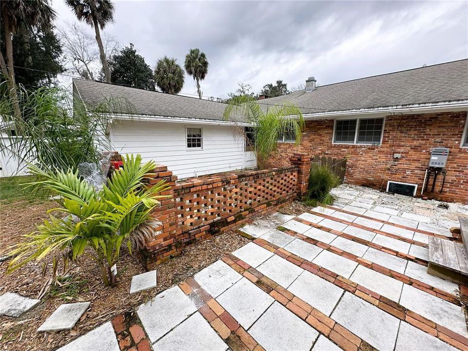 For Sale: $325,000 (3 beds, 2 baths, 2242 Square Feet)