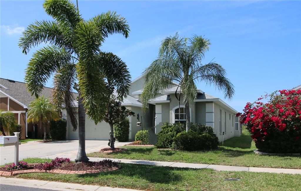 Active With Contract: $394,900 (3 beds, 2 baths, 1965 Square Feet)