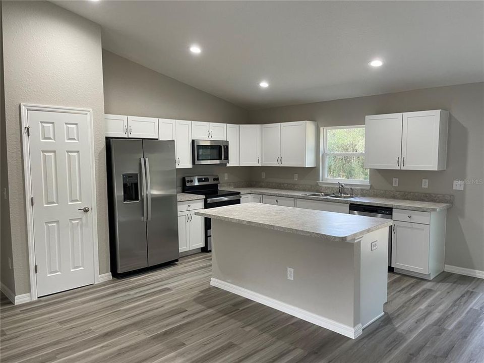 Active With Contract: $239,000 (3 beds, 2 baths, 1399 Square Feet)