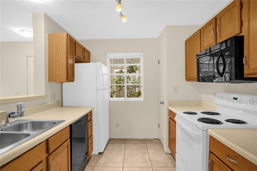 Active With Contract: $232,000 (2 beds, 2 baths, 1111 Square Feet)