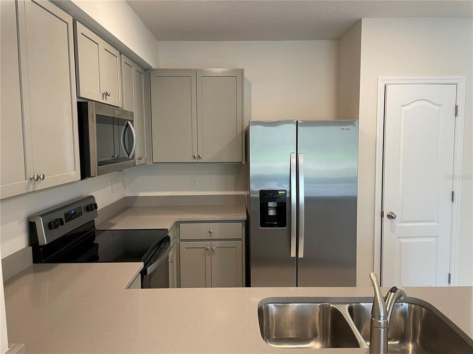Active With Contract: $1,900 (3 beds, 2 baths, 1463 Square Feet)