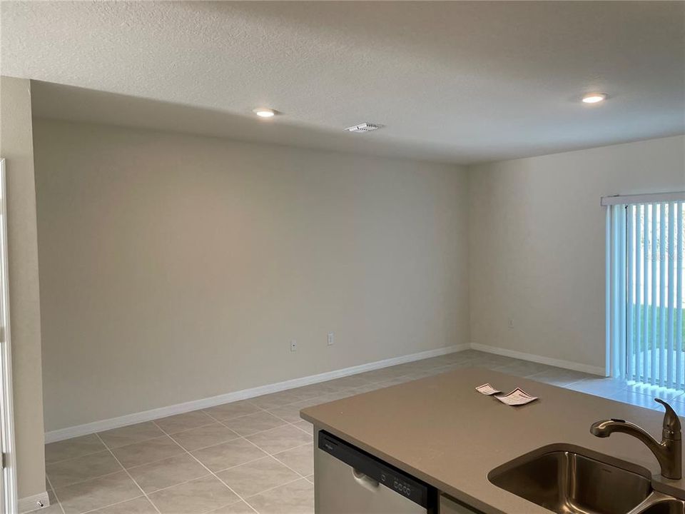 Active With Contract: $1,900 (3 beds, 2 baths, 1463 Square Feet)