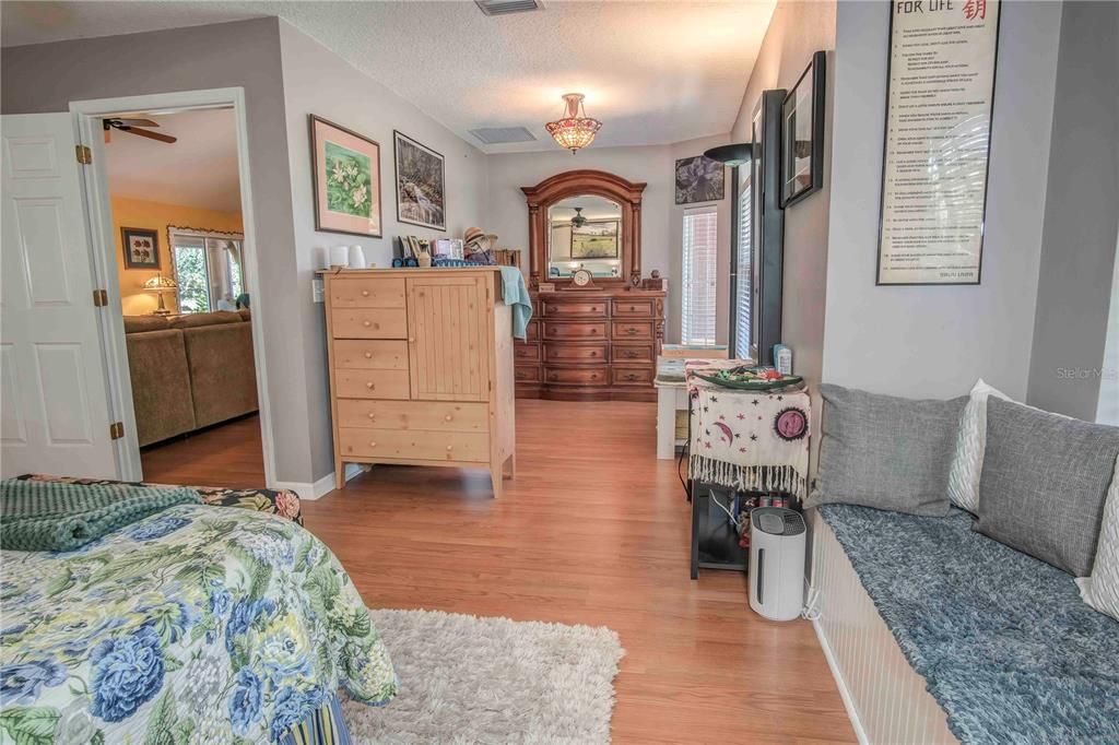 Recently Sold: $430,000 (3 beds, 2 baths, 1864 Square Feet)