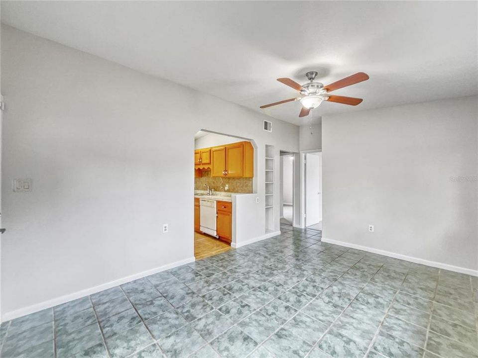Recently Sold: $183,000 (2 beds, 1 baths, 984 Square Feet)