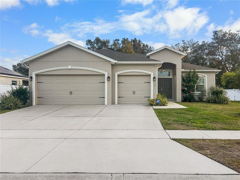 Active With Contract: $2,700 (4 beds, 3 baths, 2333 Square Feet)