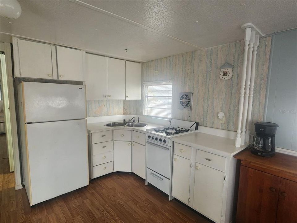 For Sale: $59,900 (1 beds, 1 baths, 370 Square Feet)