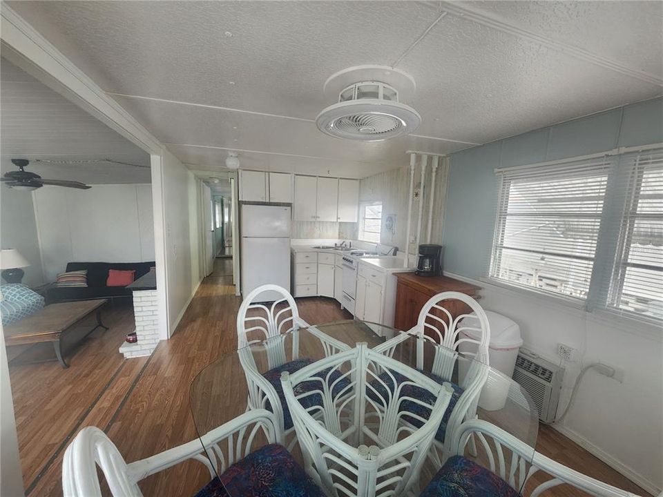 For Sale: $59,900 (1 beds, 1 baths, 370 Square Feet)