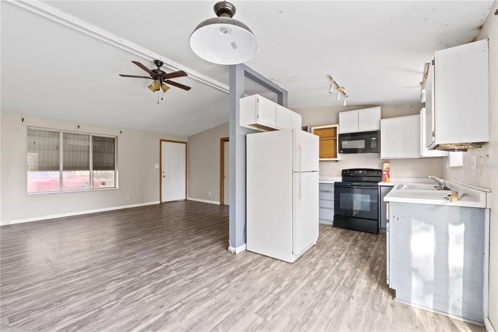 Active With Contract: $298,000 (3 beds, 2 baths, 960 Square Feet)