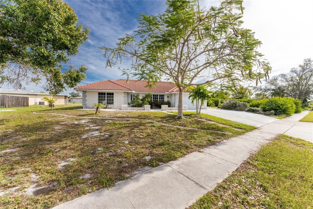 Active With Contract: $425,000 (3 beds, 2 baths, 1869 Square Feet)