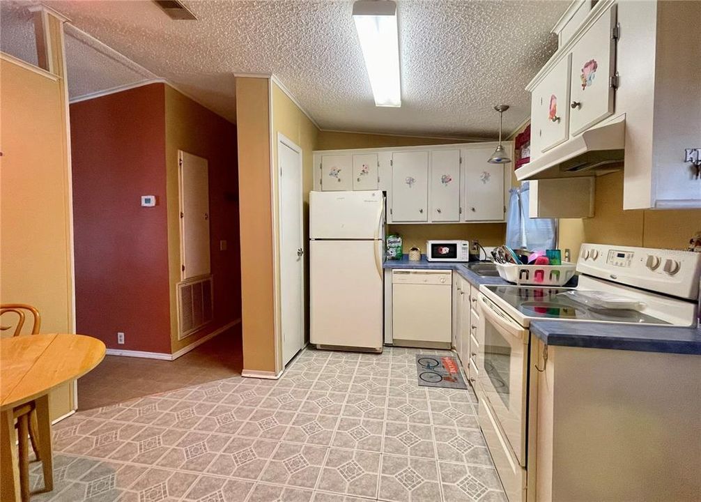 Active With Contract: $152,500 (2 beds, 2 baths, 1040 Square Feet)